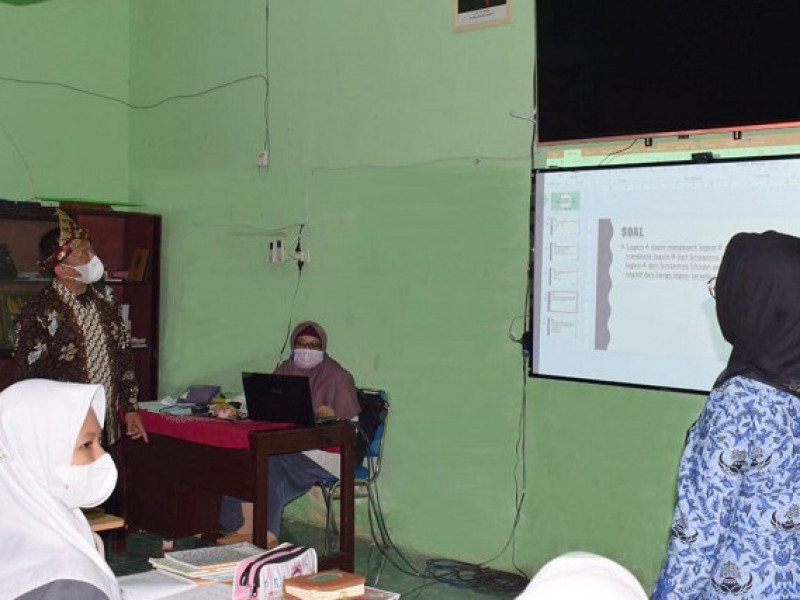 Direktur KSKK Pantau Pembelajaran Berbasis Digital Class Room di MAN 3 Palembang