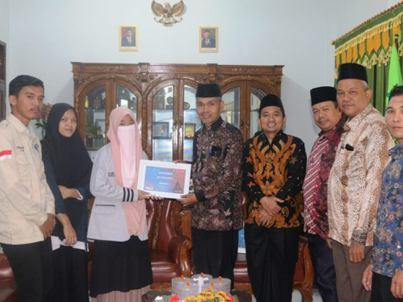 Tiga Mahasiswi Persembahkan Hadiah untuk UIN Syahada Padangsidimpuan