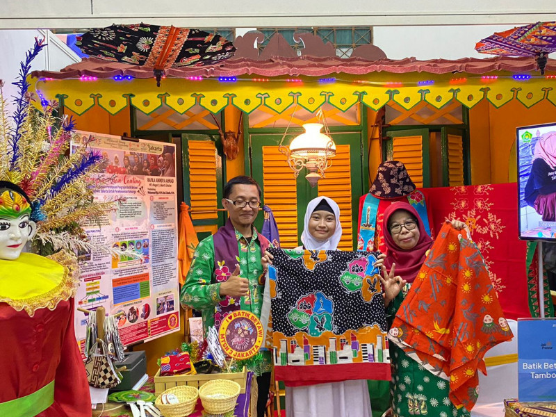 Ajang Myres 2022, Siswi MtsN 3 Jakarta Kenalkan Batik Tulis Betawi
