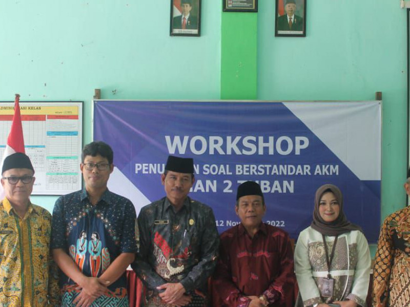 Workshop Penulisan Soal Berstandar AKM dan Diklat Jurnalistik bersama PWI di MAN 2 Tuban