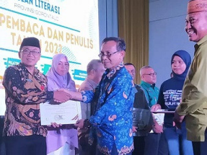 Semarak Bulan Literasi, MTsN 1 Kota Gorontalo Raih Penghargaan Wajah Bahasa Sekolah