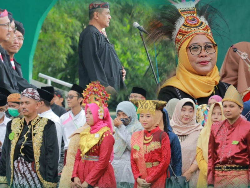 Kenakan Baju Adat Nusantara, Rektor UIN KHAS Jember : Simbol Kerukunan Umat