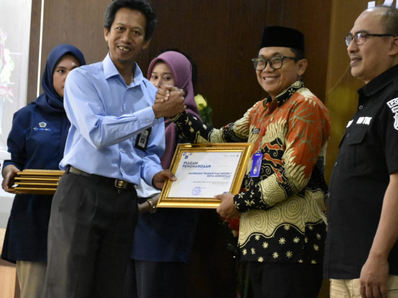 MtsN 1 Kota Gorontalo Terima Penghargaan Satker Terbaik dari KPPN Gorontalo