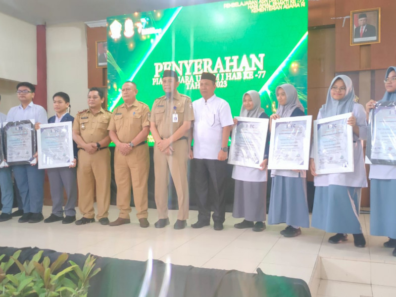 Siswa MAN 2 Kota Makassar Dapat Penghargaan dari Kakemenag Makassar