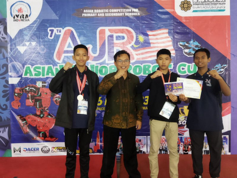 Harumkan Nama Indonesia, Tim Robotik MTsN 1 Pati Raih Medali di Malaysia