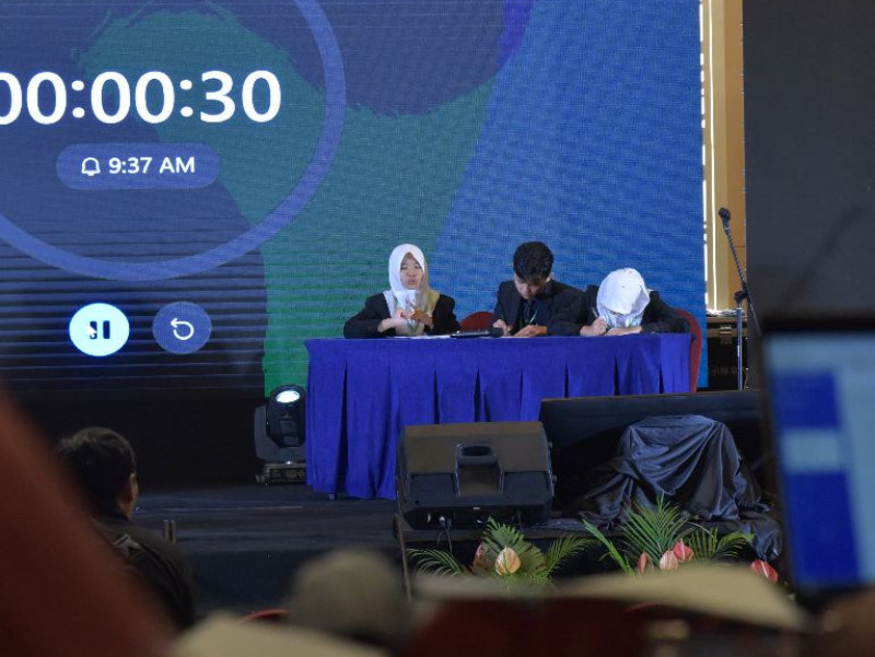 Debat Sengit, Peserta Islamic Trending Issue Debate Contest Pertahankan Argumen