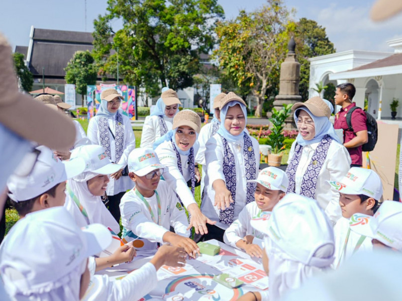 Siswa Madrasah Bermain MB Junior bersama Iriana Jokowi dan OASE KIM