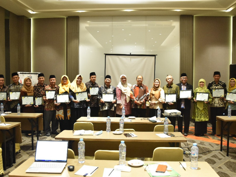 Sekretaris Ditjen Pendidikan Islam Serahkan Penghargaan Satker Lolos Penilaian Zona Integritas Tim Penilai Pendahuluan (TPP)
