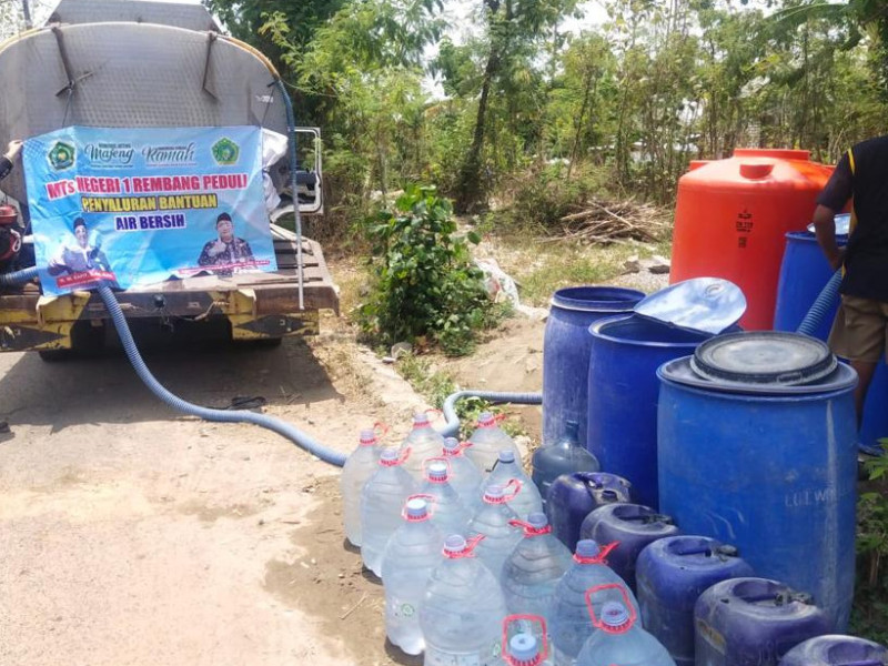 Atasi Krisis Air, MTsN 1 Rembang Salurkan Bantuan 80.000 Liter Air Bersih di Sejumlah Desa