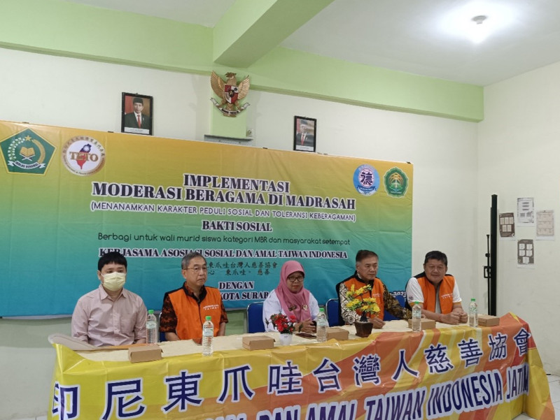 MTsN 3 Kota Surabaya dan TETO gelar Bakti Sosial