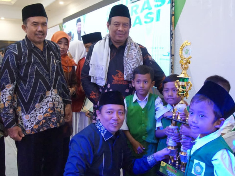 Direktur KSKK Madrasah & Kakanwil Kemenag Jatim Berikan Penghargaan AMI Kabupaten Tuban