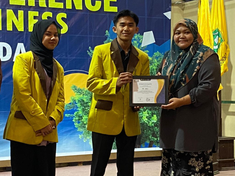 UIN Bukittinggi Raih Piala Kemenangan Pada International Olympiad & Conference on Islamic Economics And Business (IOSIE) 2024