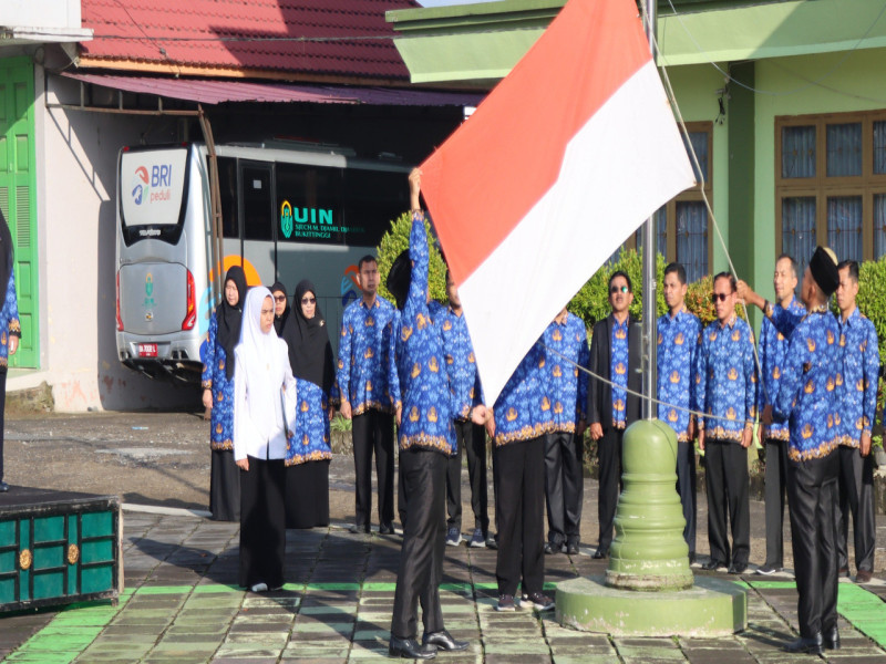 UIN Bukittinggi Gelar Upacara Bendera Peringati Hari Pendidikan Nasional, Soroti Pentingnya Gerakan Merdeka Belajar