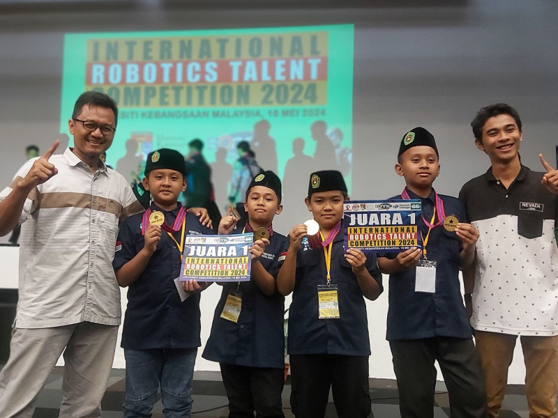 Keren! Dua Tim Robotika MIN 2 Kota Madiun Raih Juara 1 International Robotics Talent Competition 2024 di Malaysia
