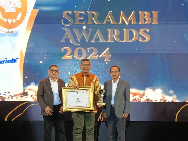 Rektor IAIN Langsa Terima Penghargaan Anugerah Serambi Awards Tahun 2024 