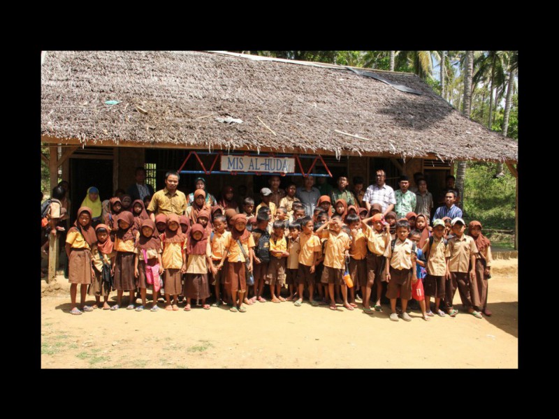 Kemenag Beri Bantuan Madrasah Beratap Daun Kelapa di Banten
